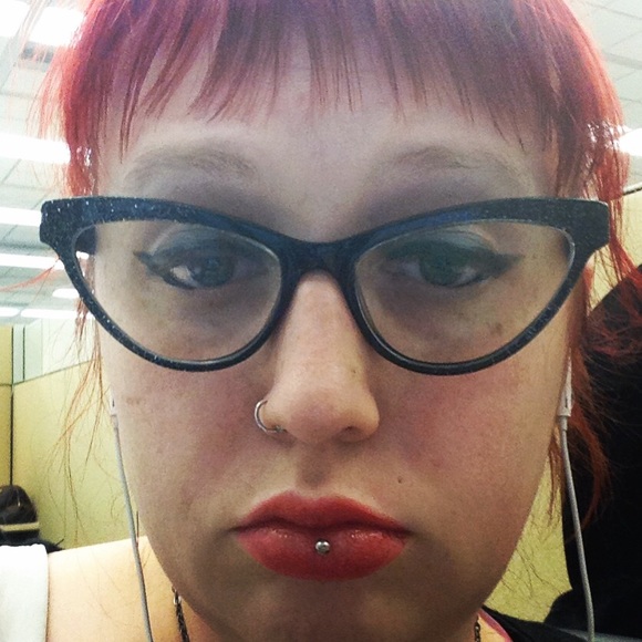 Meet your Posher, Sharon - Picture 1 of 5